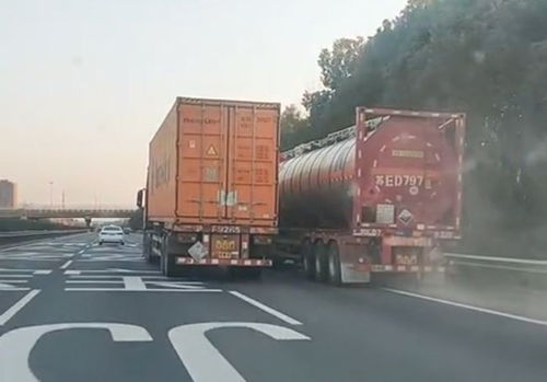 上海和苏州牌照大货车高速上开斗气车,一场大型车祸随时都会发生